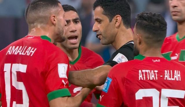 摩洛哥球员不满判罚，多人抗议还拽着裁判手臂
